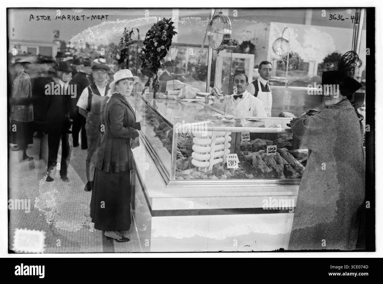 new york city 1900 - woman in astor market, 1910, new york, Foto Stock
