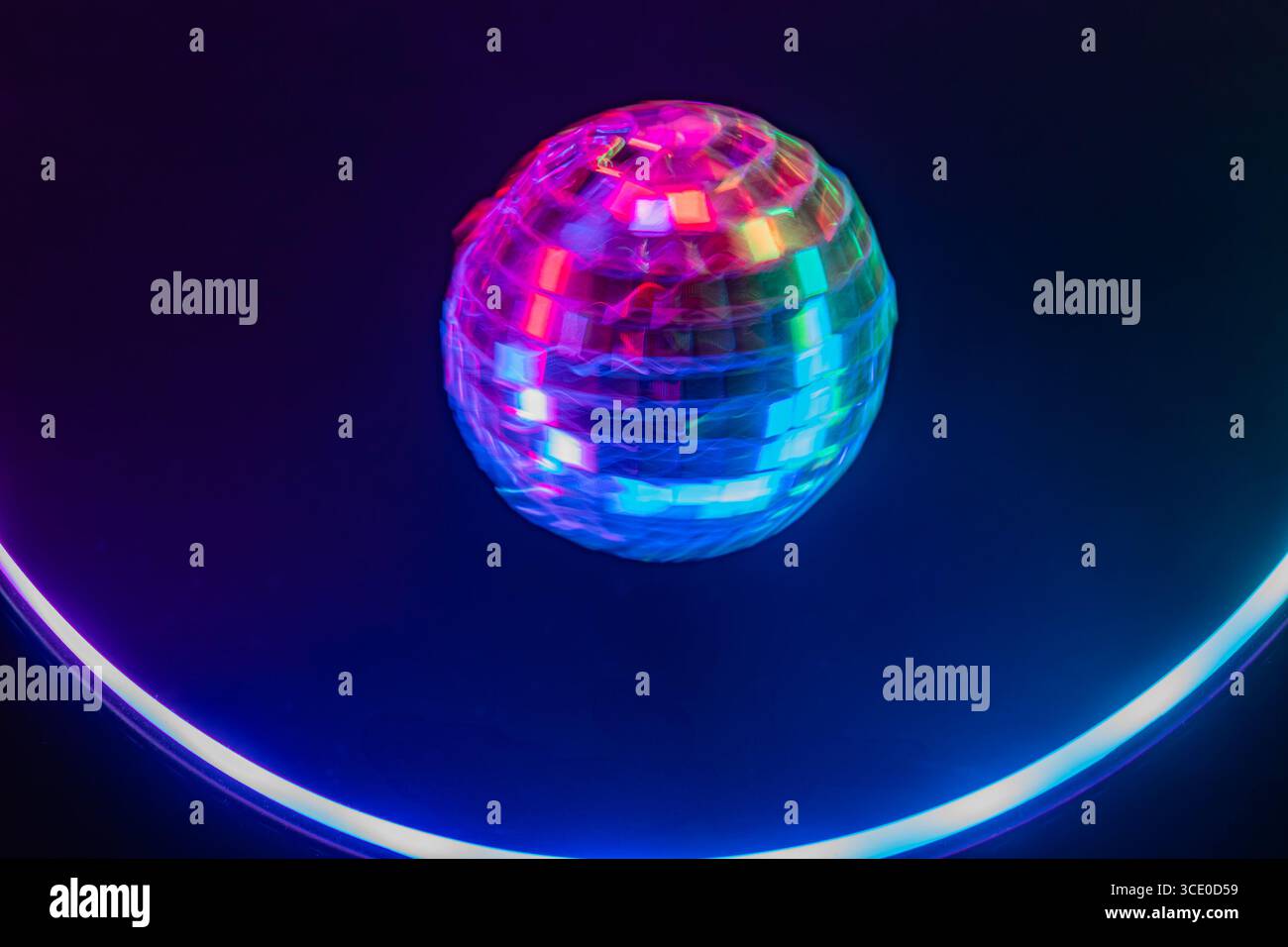 Un dinamico ballo da discoteca su uno sfondo scuro, che simboleggia l'energia vibrante e l'atmosfera vivace a. Foto Stock