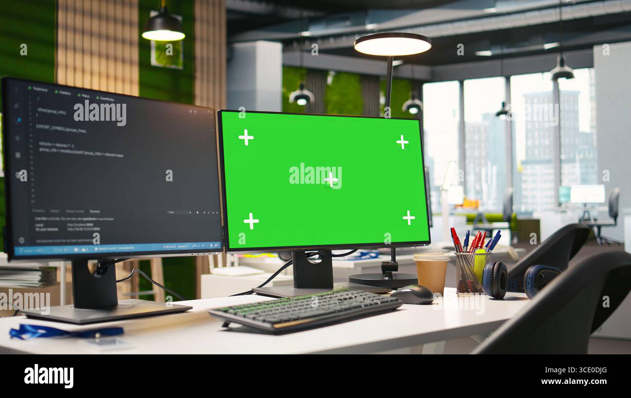 Schermo PC isolato sulla scrivania dell'ufficio che mostra i linguaggi di programmazione dello sviluppo software scritti dai programmatori. Computer Chroma chiave sul luogo di lavoro aziendale utilizzato per i test dei codici e il controllo della qualità Foto Stock