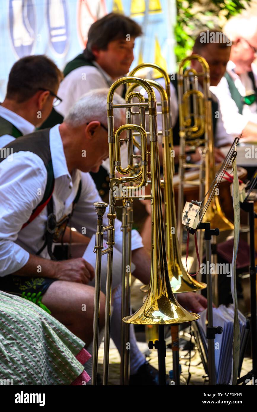 Tradizionale banda bavarese Oompah, che suona musica tradizionale tedesca e bavarese vivace e allegra a Monaco, Baviera, Germania, il 12 luglio 2025 Foto Stock