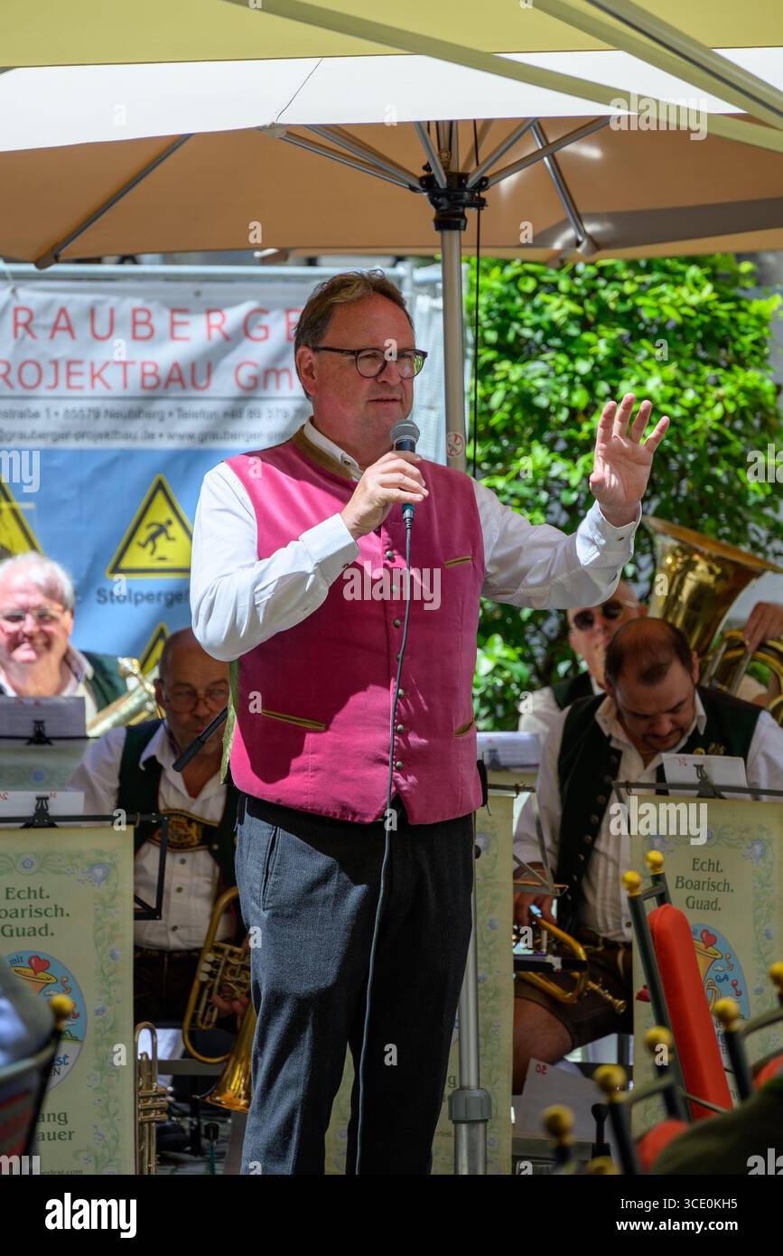 Tradizionale banda bavarese Oompah, che suona musica tradizionale tedesca e bavarese vivace e allegra a Monaco, Baviera, Germania, il 12 luglio 2025 Foto Stock