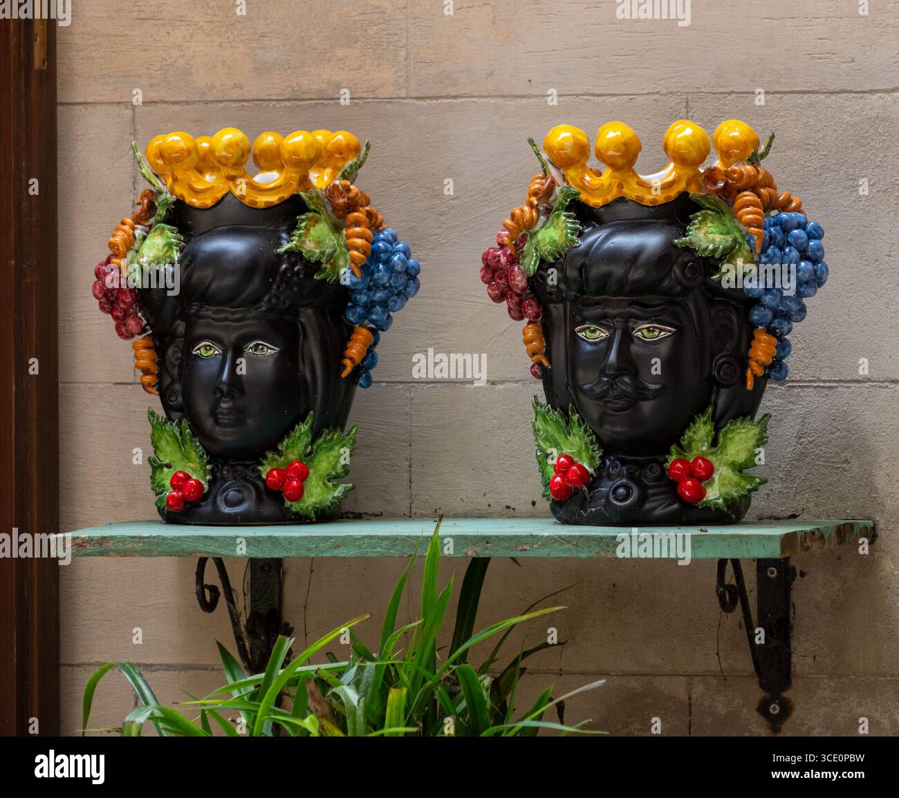 Arte popolare siciliana, vasi di fiori tradizionali a forma di teste di uomo e donna, colorate ceramiche dipinte a mano, splendido souvenir per i turisti Foto Stock
