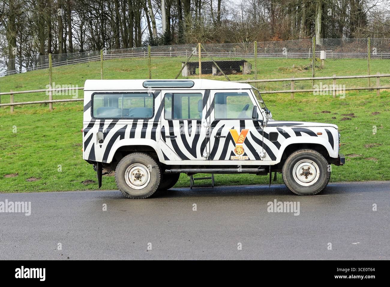 Un ranger's Land Rover al Longleat Safari and Adventure Park, Longleat, Wiltshire, Inghilterra, Regno Unito Foto Stock