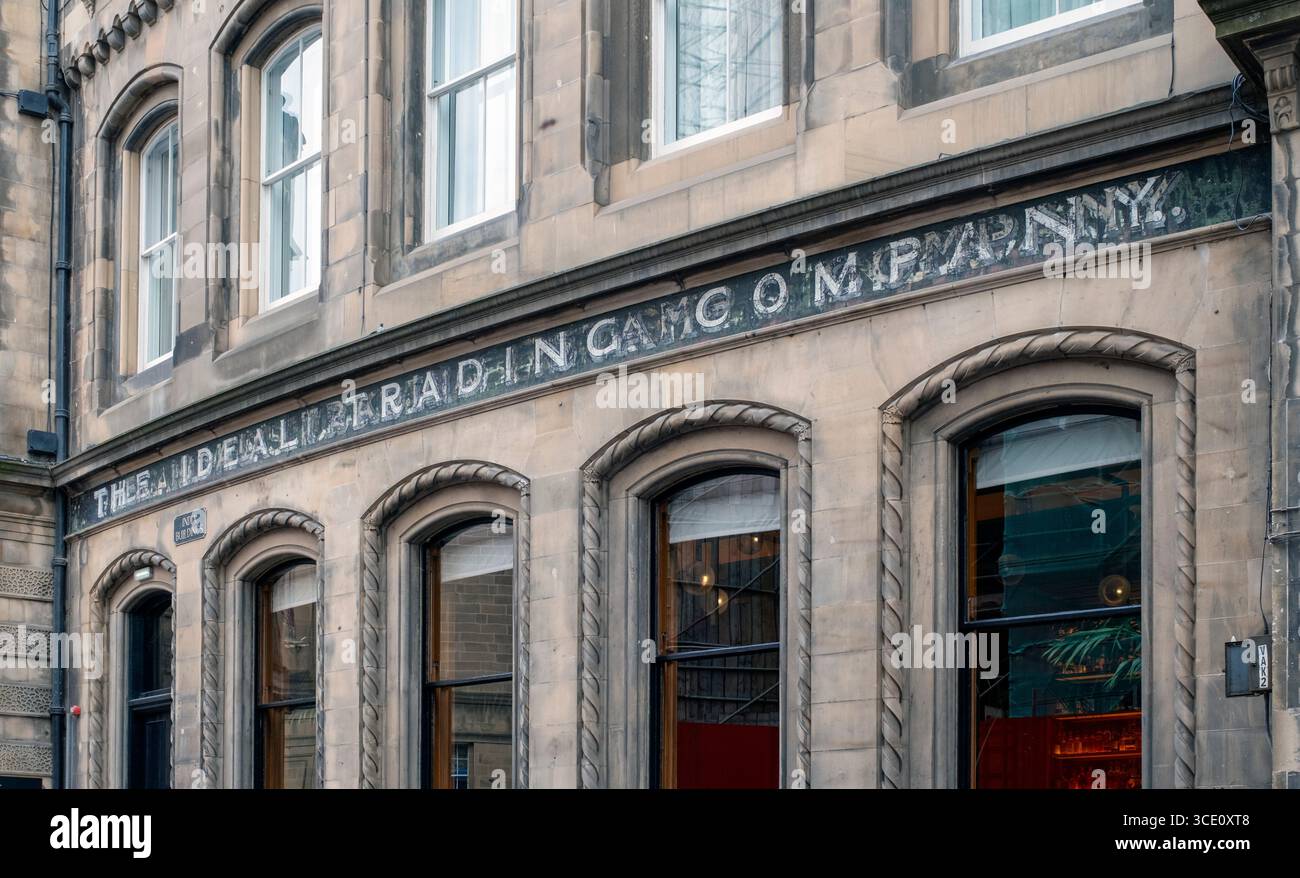 Segnale fantasma sbiadito per la Ideal Trading Company su India Buildings, Victoria Street, Edimburgo, Scozia: Una traccia di storia urbana. Foto Stock