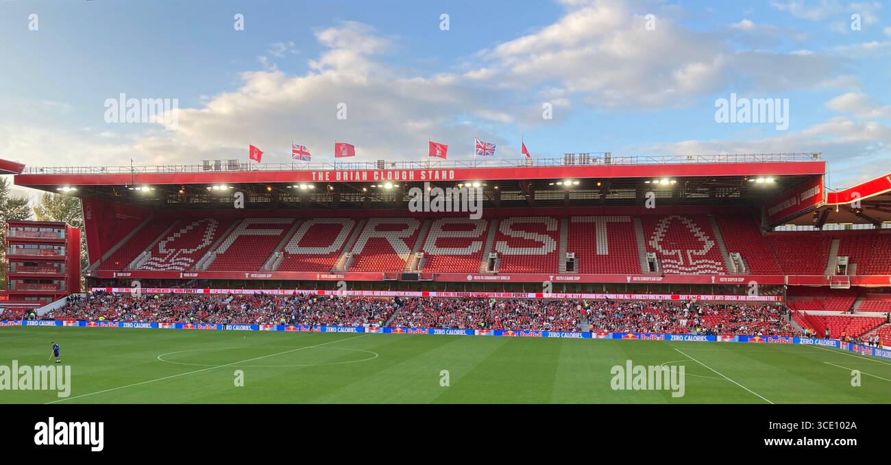 Vista generale dello stadio di calcio City Ground prima del calcio d'inizio, solo uso editoriale Foto Stock