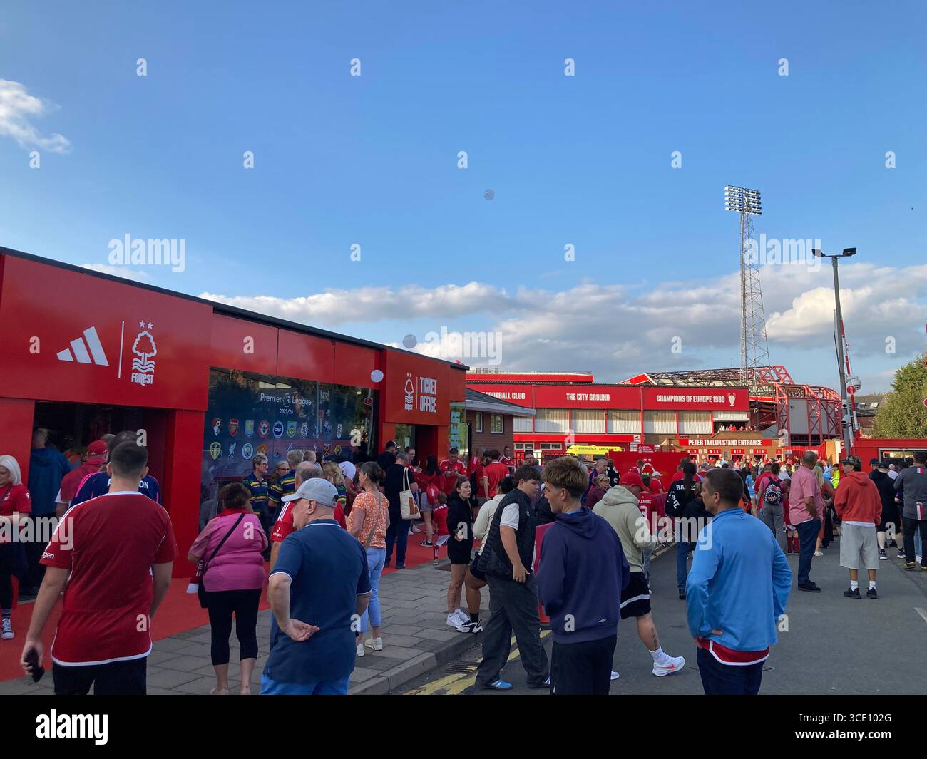 Partita pre-stagionale del Nottingham Forest FC, l'ingresso dello stadio di calcio City Ground prima del calcio d'inizio Foto Stock