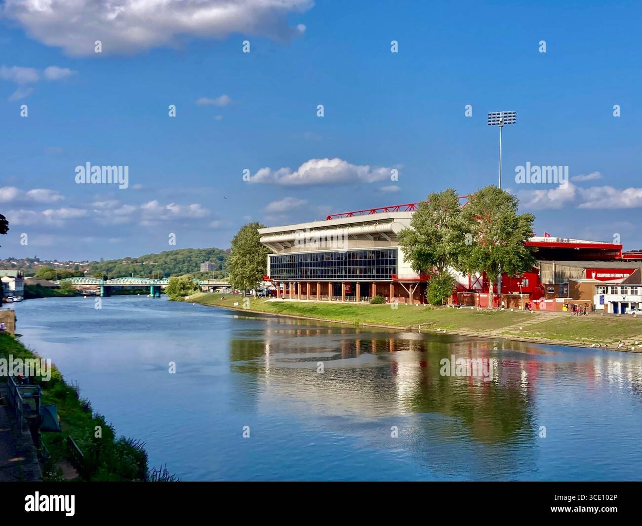 Il City Ground sulle rive del fiume Trent Foto Stock