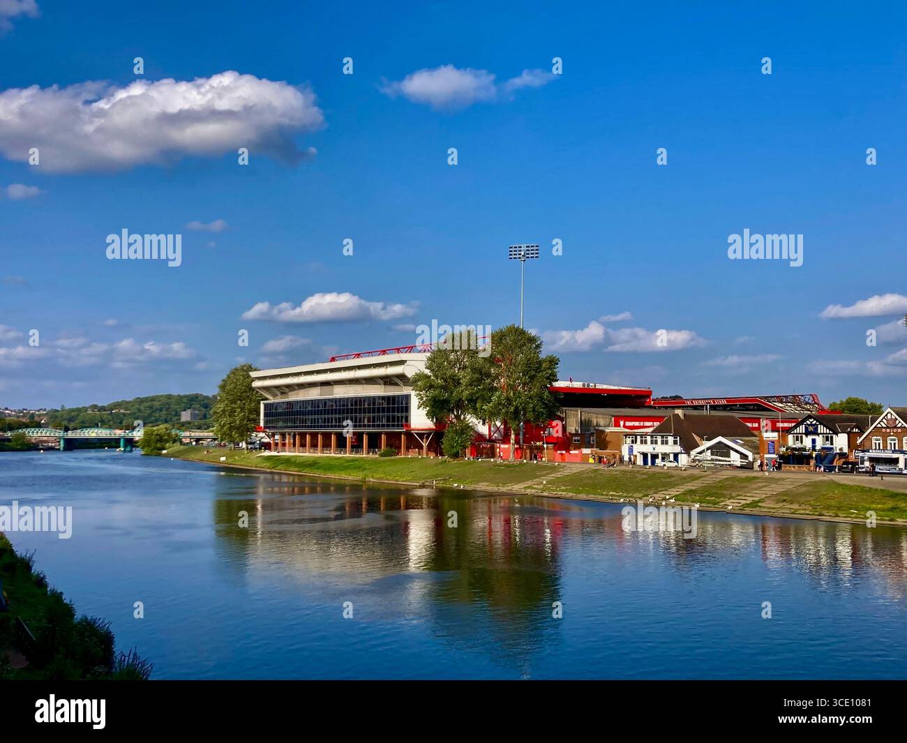 Il City Ground sulle rive del fiume Trent Foto Stock