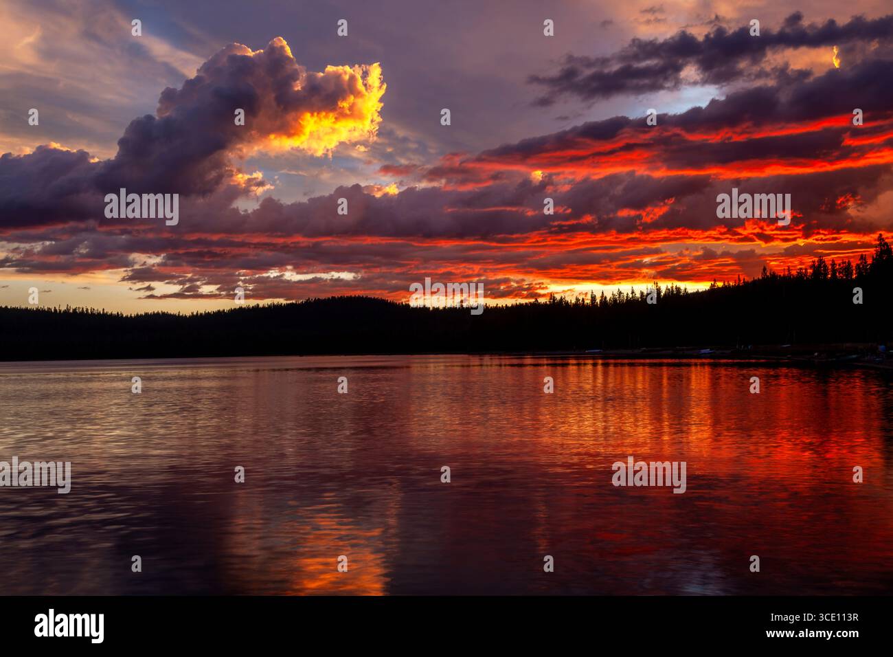 L'ultima luce del giorno illumina un drammatico cielo occidentale sopra il Medicine Lake nella contea di Modoc, nel Nord California. Foto Stock