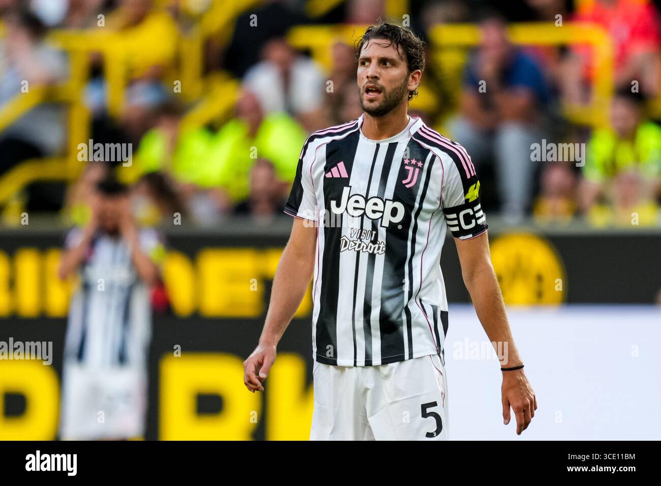 DORTMUND, GERMANIA - 10 AGOSTO: Manuel Locatelli della Juventus guarda durante l'amichevole pre-stagione tra Borussia Dortmund e Juventus FC al Signal Iduna Park il 10 agosto 2025 a Dortmund, Germania. (Foto di Rene Nijhuis) Foto Stock