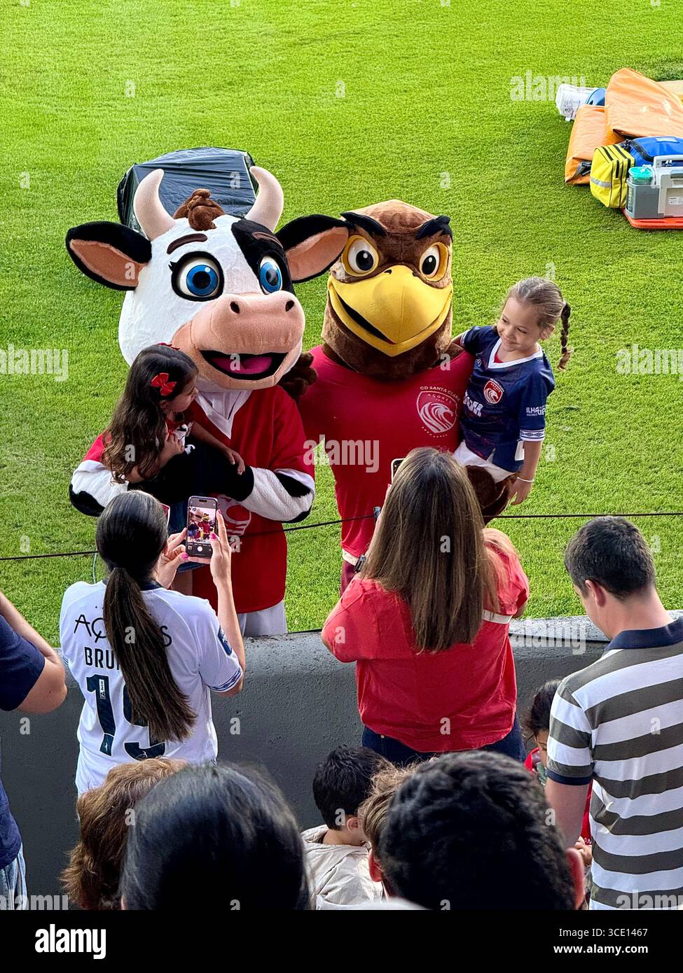 Le mascotte di Santa Clara intratterranno la folla, portando gioia a bambini e adulti durante il terzo turno di qualificazione della UEFA Europa Conference League aga - Immagine stock catturata con smartphone