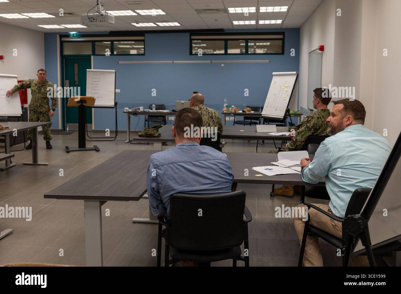 Il personale della NAVFAC EURAFCENT partecipa al corso di sviluppo per Chief Petty Officer leader (9040176). Foto Stock