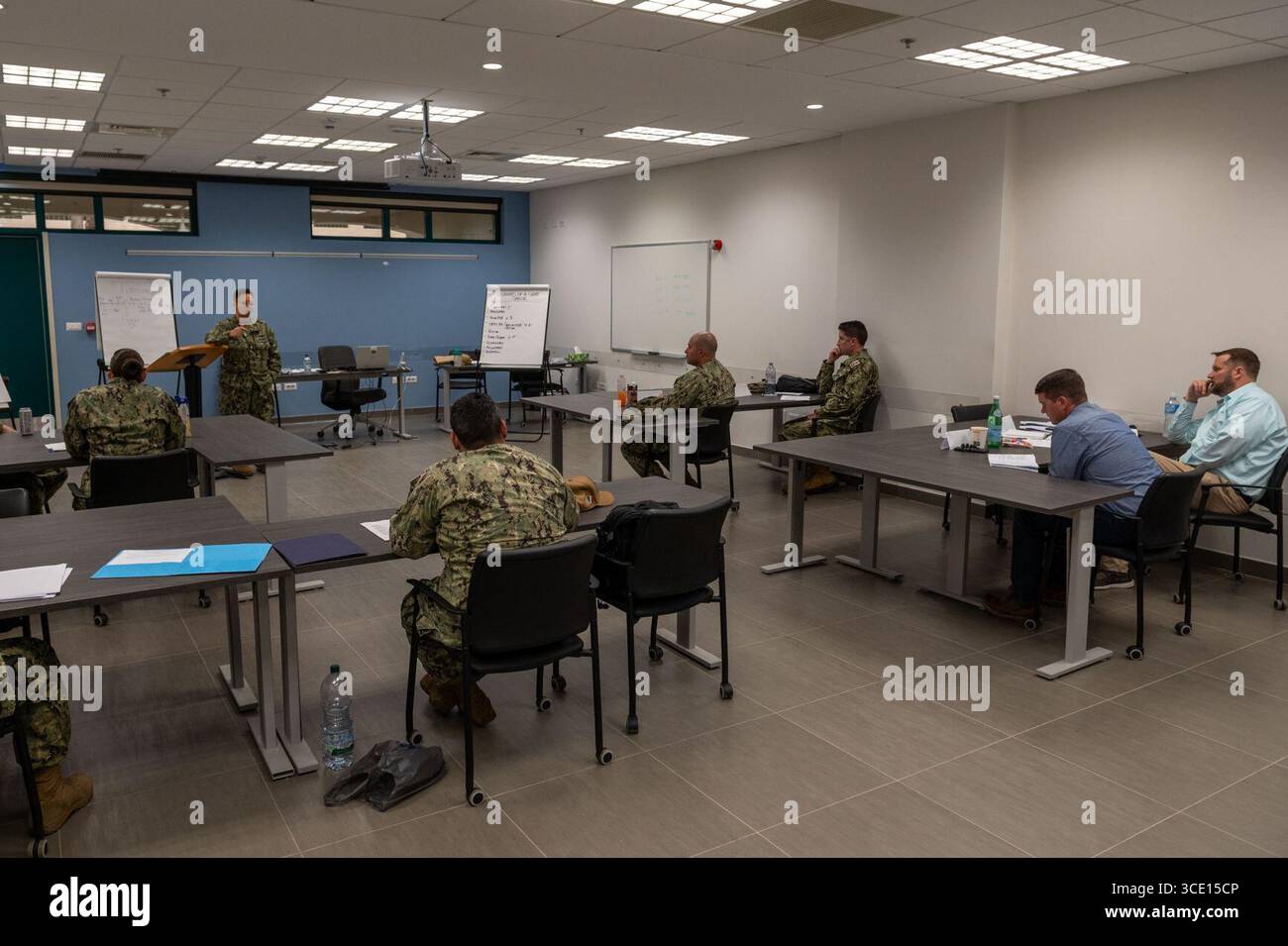 Il personale della NAVFAC EURAFCENT partecipa al corso di sviluppo per Chief Petty Officer leader (9040180). Foto Stock