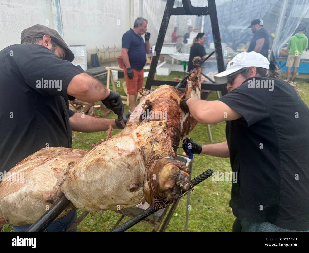 Arrosto di maiale allo spiedo come parte del pasto finale Trail Run Nordeste Real Priolo nelle Azzorre, Portogallo. - Immagine stock catturata con smartphone