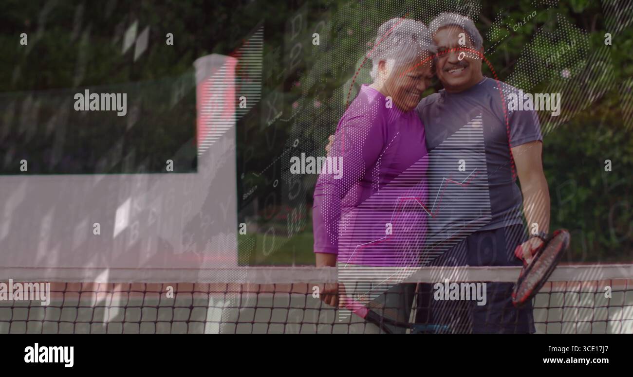 Coppia senior sorridente appoggiata su una rete da tennis all'aperto con linee di confine e racchette Foto Stock