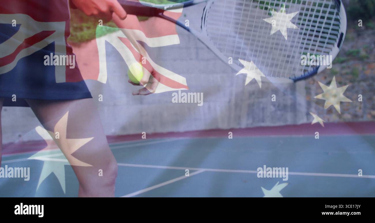 Tennista in abbigliamento sportivo che rimbalza la palla e tiene la racchetta sul campo da tennis all'aperto, bandiera sovrapposta Foto Stock