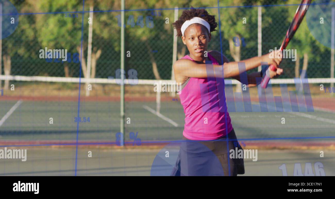 Tennista in canotta rosa che esegue un'altalena sul campo, tenendo la racchetta in rete, copia spazio Foto Stock Tennista in canotta rosa che esegue un'altalena sul campo, tenendo la racchetta in rete, copia spazio Foto Stock