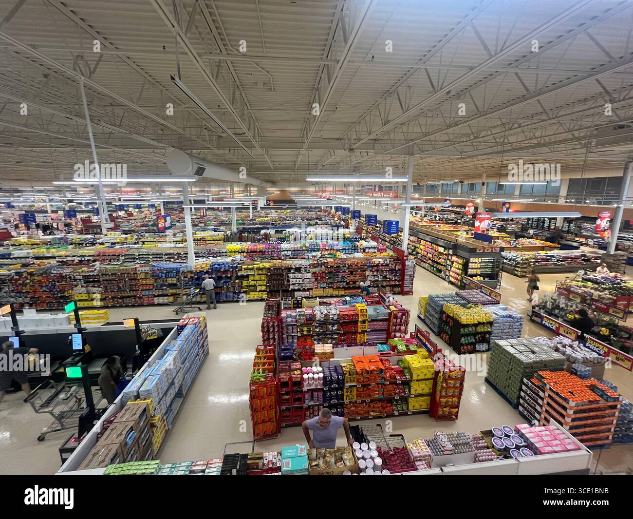Foto editoriale di un superstore che è una filiale di Loblaw. Loblaws è la più grande catena di alimentari del Canada. - Immagine stock catturata con smartphone