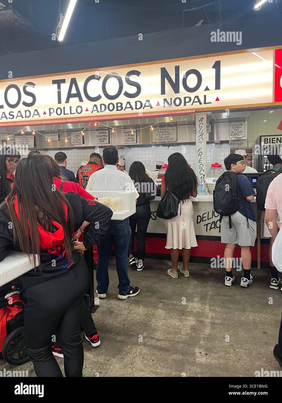 Foto editoriale di Los Tacos a New York. Una famosa destinazione di taco, l'iconica piazza del tempo. - Immagine stock catturata con smartphone