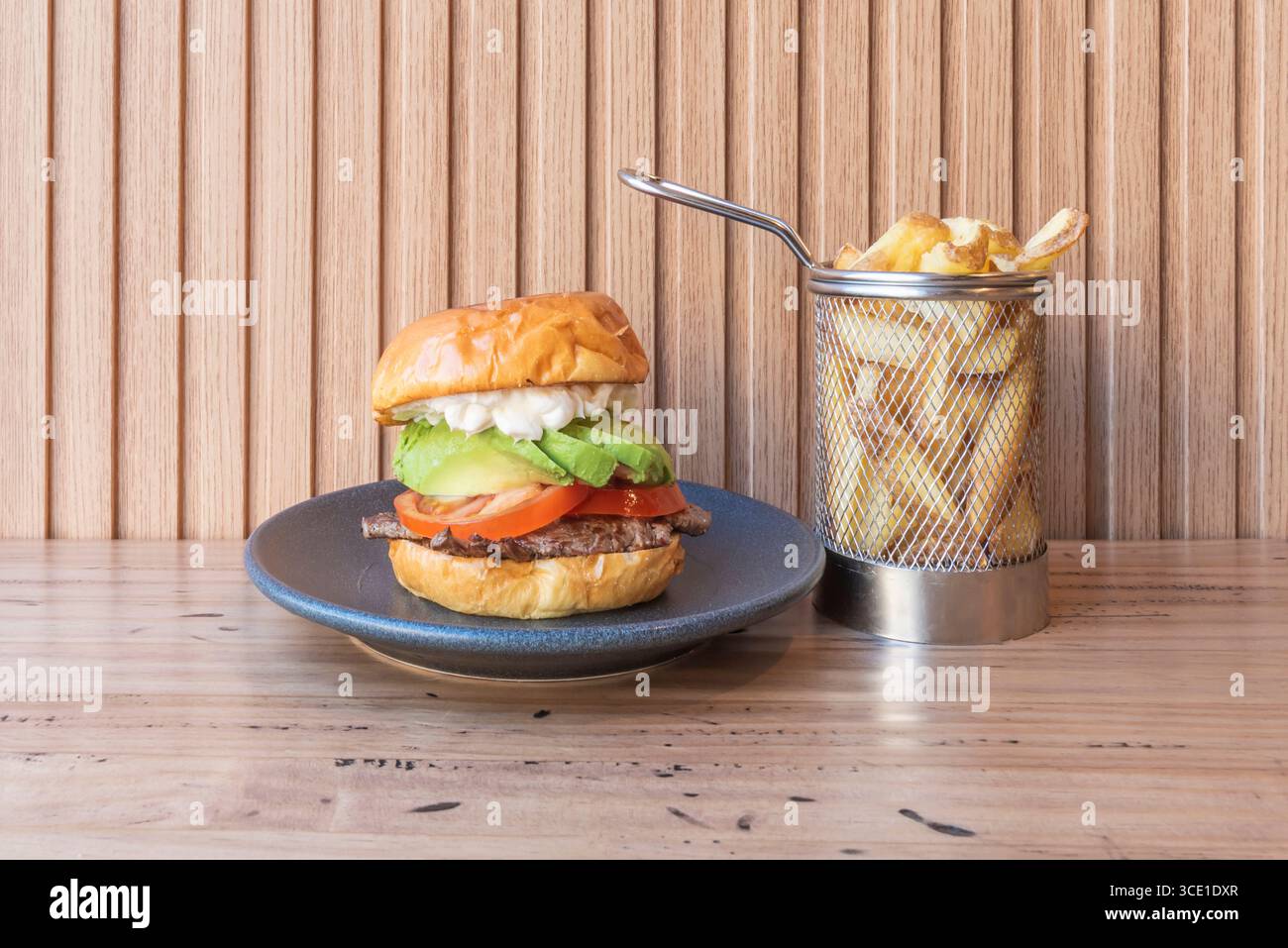 Ristoranti di lusso in tutto il mondo hanno incorporato hamburger nei loro menu degustazione o come piatto distintivo Foto Stock