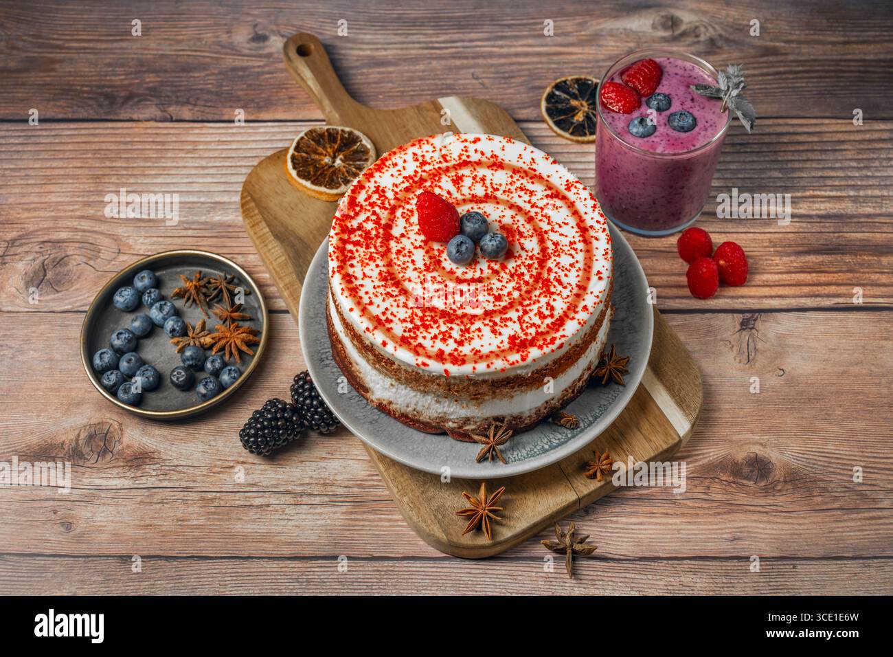 Velluto rosso con polvere di mirtillo: Frutta liofilizzata polverizzata su glassa bianca per un effetto velato Foto Stock