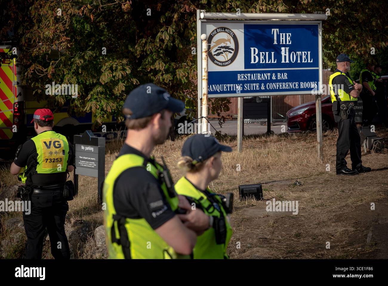 Epping Forest District of Essex, Regno Unito. 14 agosto 2025. Nella foto: La polizia sta sorvegliando fuori dall'hotel. I manifestanti anti anti-migranti si riuniscono vicino al Bell Hotel a Epping per manifestare sopra i locali utilizzati per ospitare i richiedenti asilo. Crediti: Guy Corbishley/Alamy Live News Foto Stock