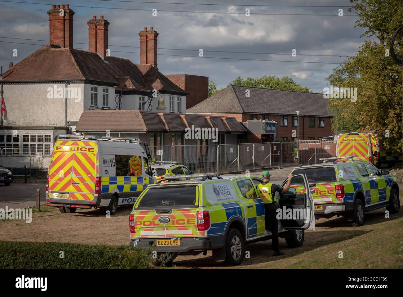 Epping Forest District of Essex, Regno Unito. 14 agosto 2025. Nella foto: La polizia dell'Essex tiene d'occhio fuori dall'hotel. I manifestanti anti anti-migranti si riuniscono vicino al Bell Hotel a Epping per manifestare sopra i locali utilizzati per ospitare i richiedenti asilo. Crediti: Guy Corbishley/Alamy Live News Foto Stock