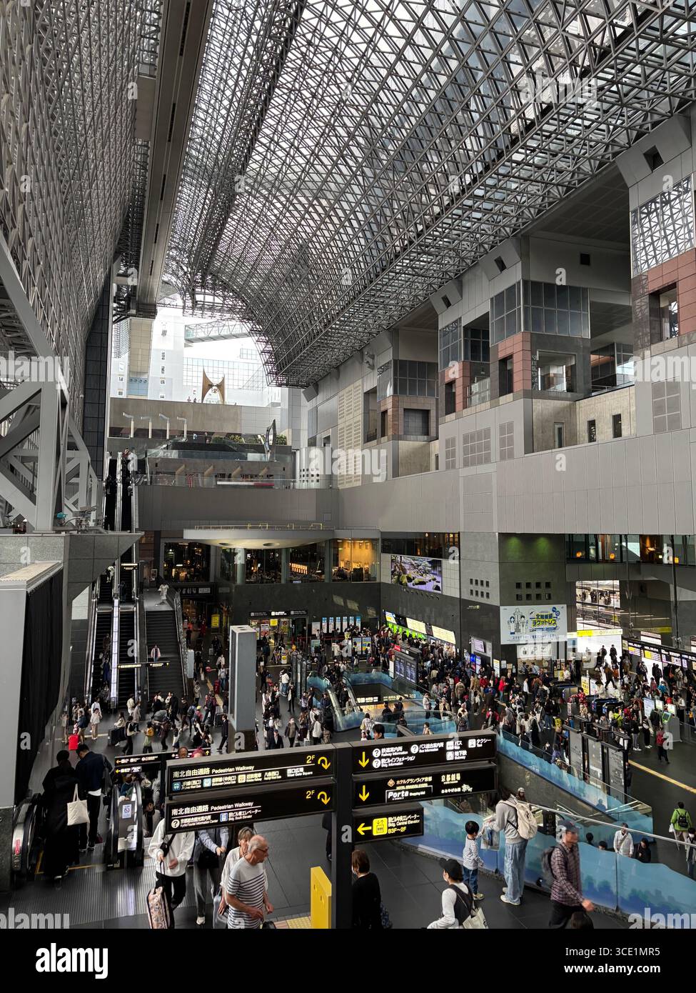 All'interno della stazione ferroviaria di Kyoto in Giappone Foto Stock