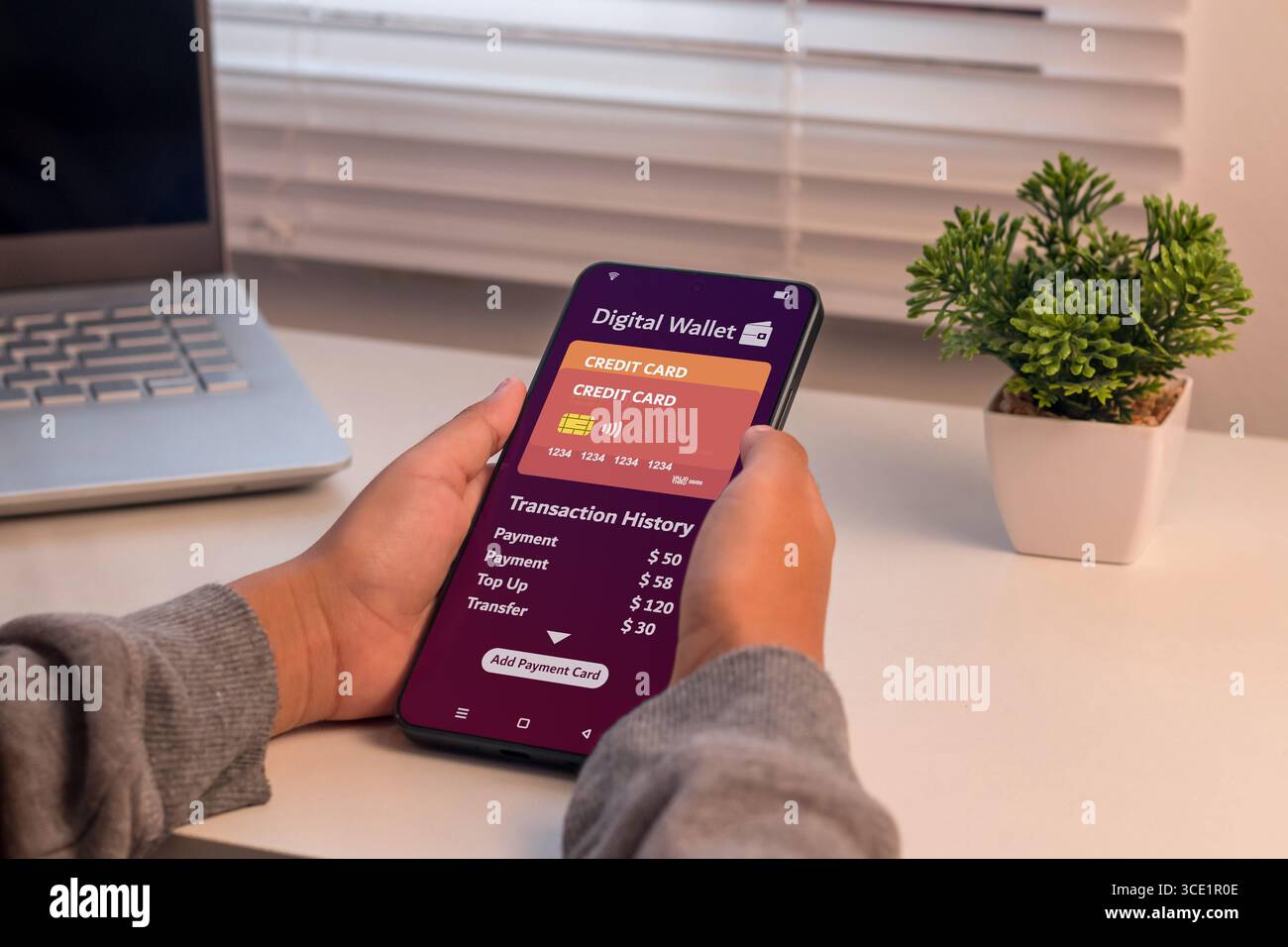 Transazione e-wallet, portafoglio digitale o modalità di pagamento online. Donna che usa il portafoglio digitale sul suo smartphone per pagare online. Foto Stock