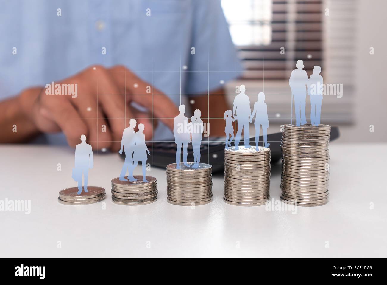 Ciclo di vita umano su una pila di monete per preparare un fondo pensione. Un uomo che risparmia soldi per il concetto di pianificazione pensionistica. Foto Stock