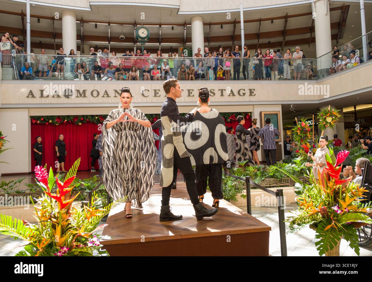Le modelle indossano l'abbigliamento della stilista hawaiana Manaola Yap durante la sfilata di moda autunnale MANAOLA Hawaii, facendo la protesta Manaloa Hand Sign, Ala Foto Stock