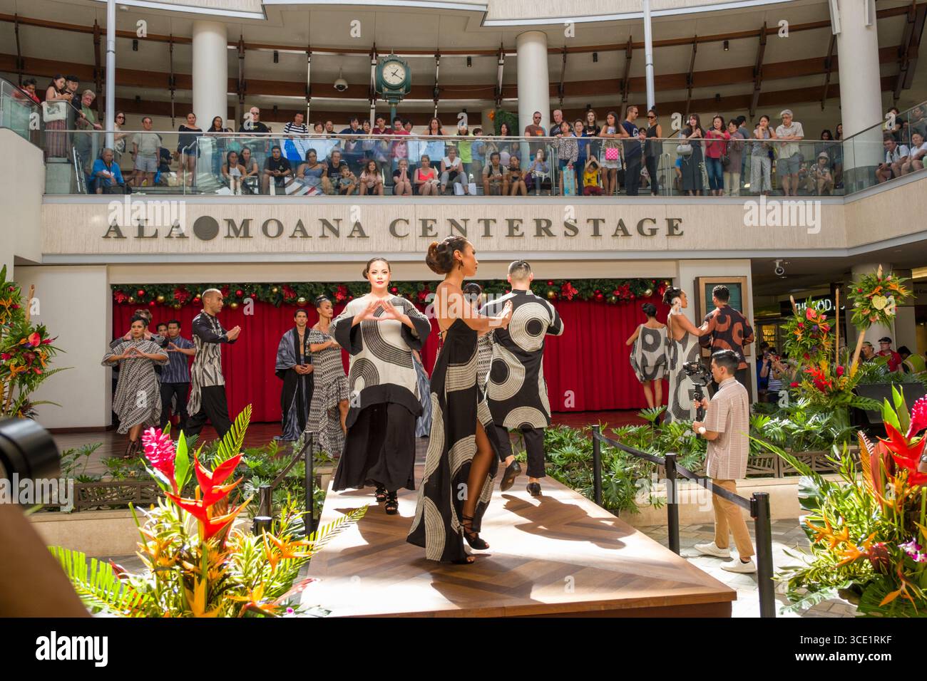 Le modelle indossano l'abbigliamento della stilista hawaiana Manaola Yap durante la sfilata di moda autunnale MANAOLA Hawaii, facendo la protesta Manaloa Hand Sign, Ala Foto Stock