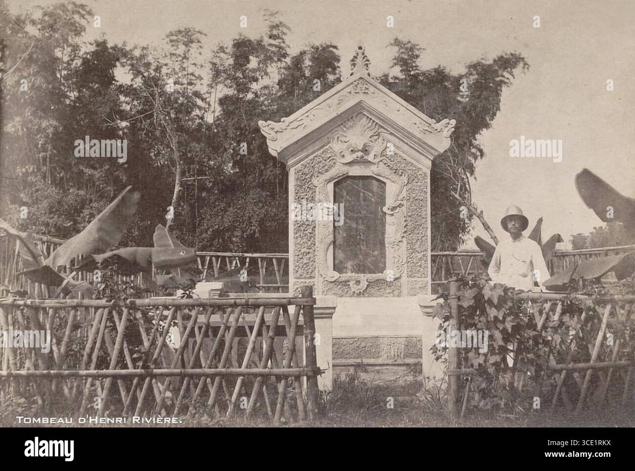 Ngôi mộ của Henri Rivière ở gần Cầu Giấy được xây khoảng năm 1884, sau khi tìm thấy thi thể Không lành lặn của Henri Rivière ngày 8-10-1883 Và được đưa về mai táng trong khu nhượng địa. Foto Stock