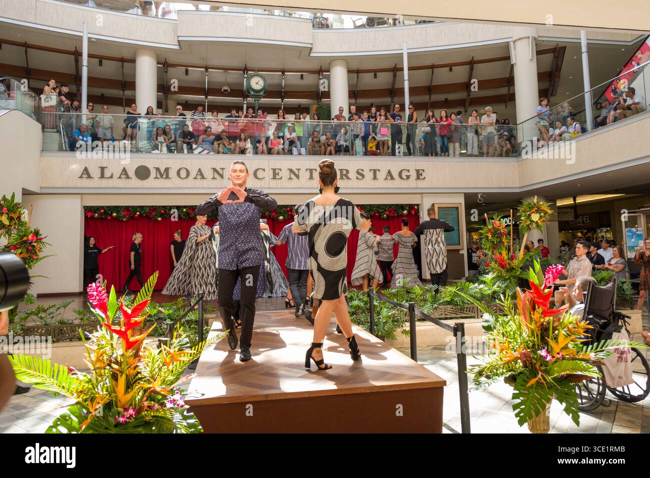 Le modelle indossano l'abbigliamento della stilista hawaiana Manaola Yap durante la sfilata di moda autunnale MANAOLA Hawaii, facendo la protesta Manaloa Hand Sign, Ala Foto Stock