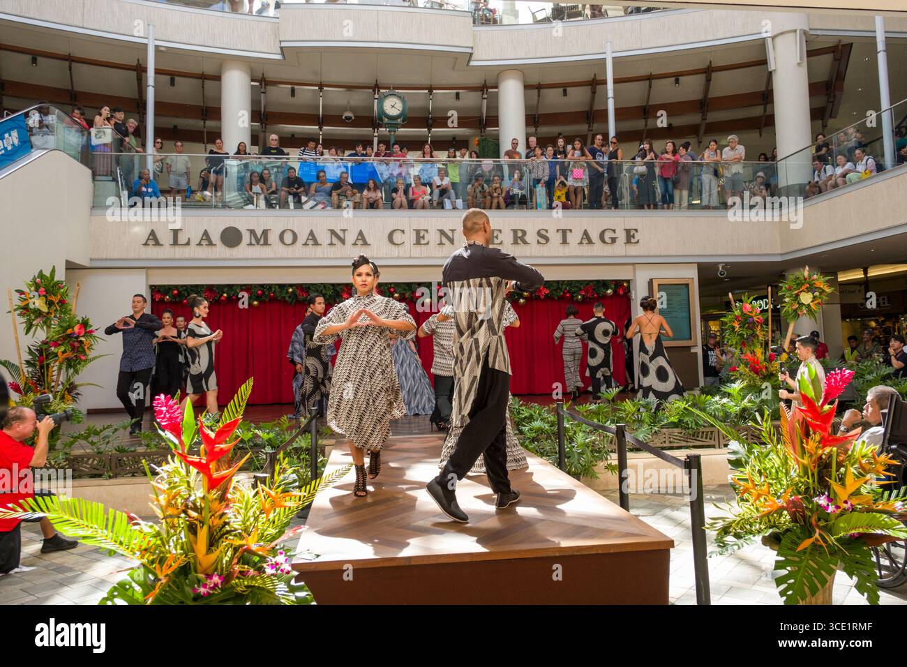 Le modelle indossano l'abbigliamento della stilista hawaiana Manaola Yap durante la sfilata di moda autunnale MANAOLA Hawaii, facendo la protesta Manaloa Hand Sign, Ala Foto Stock