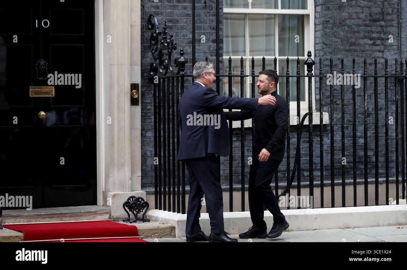 Pechino, Gran Bretagna. 14 agosto 2025. Il primo ministro britannico Keir Starmer (L) dà il benvenuto al presidente ucraino Volodymyr Zelensky al 10 di Downing Street a Londra, Regno Unito, 14 agosto 2025. Crediti: Li Ying/Xinhua/Alamy Live News Foto Stock