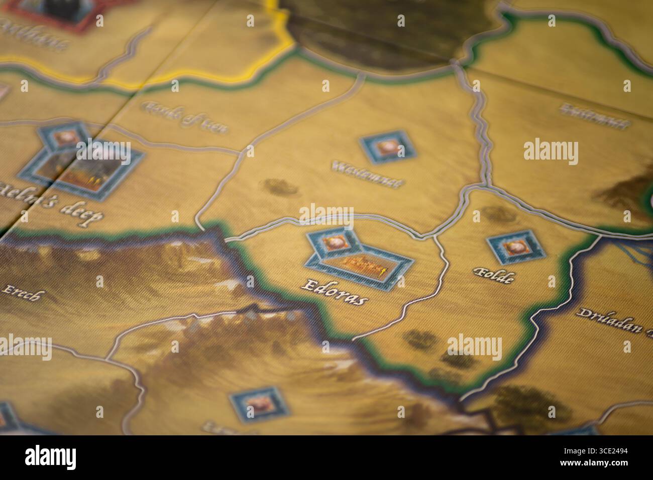 Orlando, Florida, USA, 03 12 2024 War of the Ring, mappa del gioco da tavolo che mostra la regione di Fold a Rohan ed Edoras a ovest, con terreno in miniatura, Foto Stock