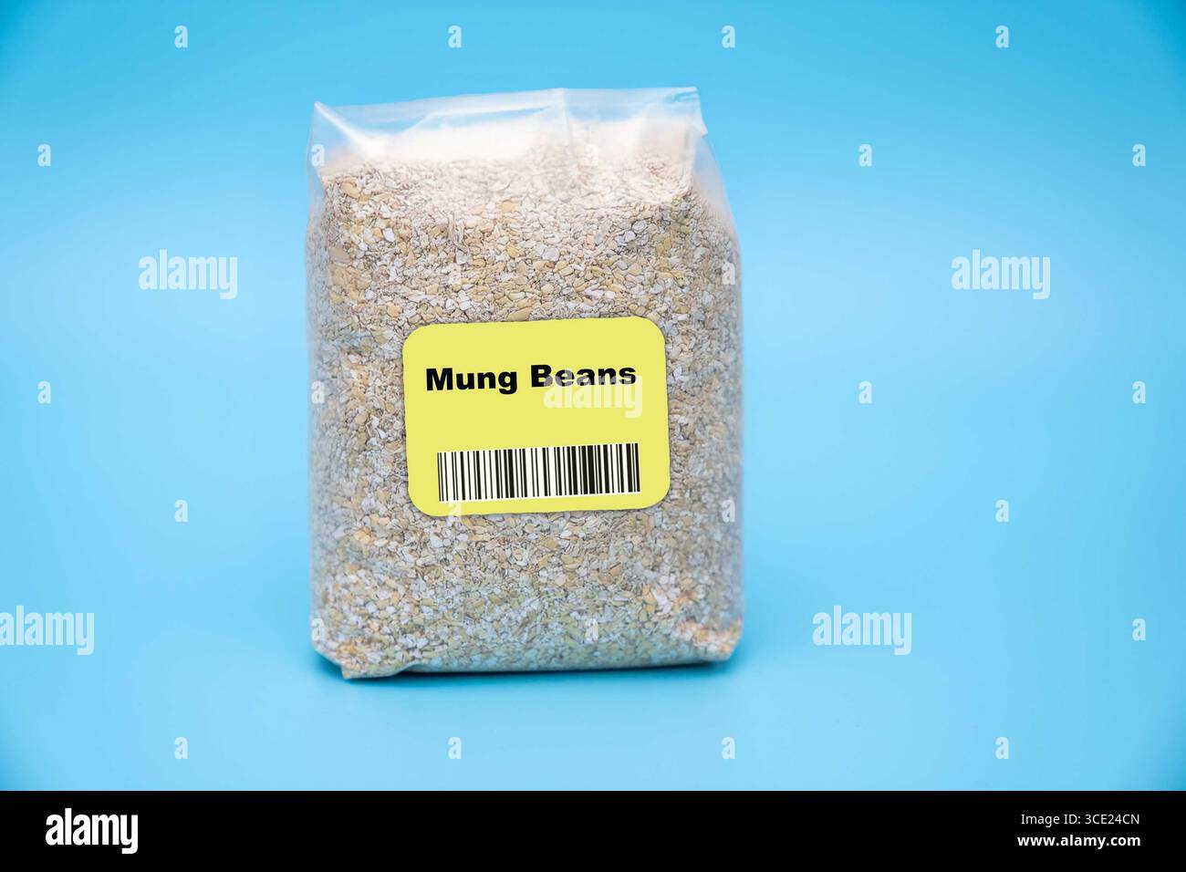 Fagioli Mung ricchi di antiossidanti e proteine; supporta la disintossicazione e l'energia. I cereali in un sacchetto sono piccoli legumi verdi che disintossicano il Foto Stock