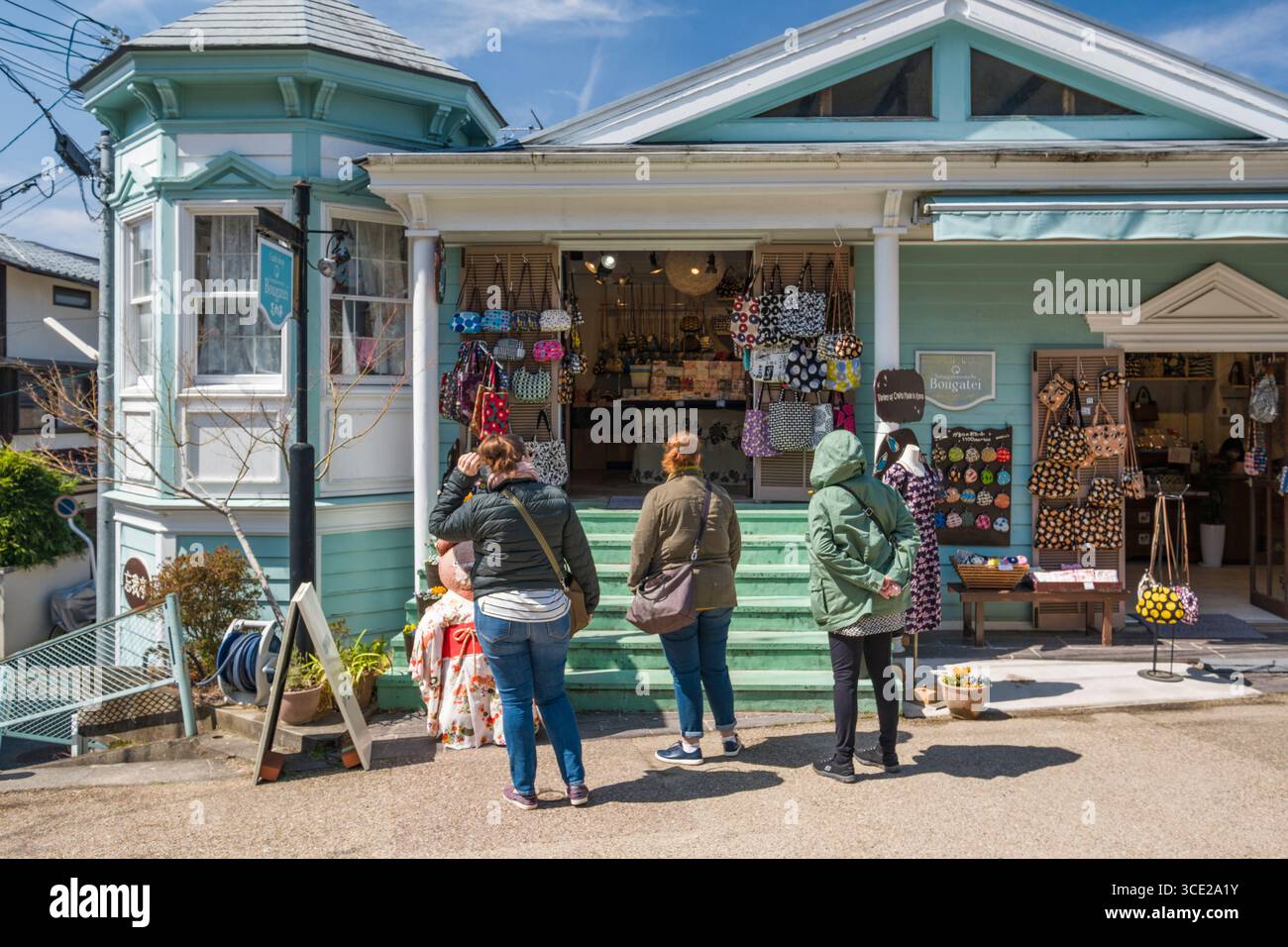 Donne turistiche che guardano nel negozio Bougatei, Jodoji Ishibashicho, Sakyō-ku, Kyoto, Honshu, Giappone Foto Stock