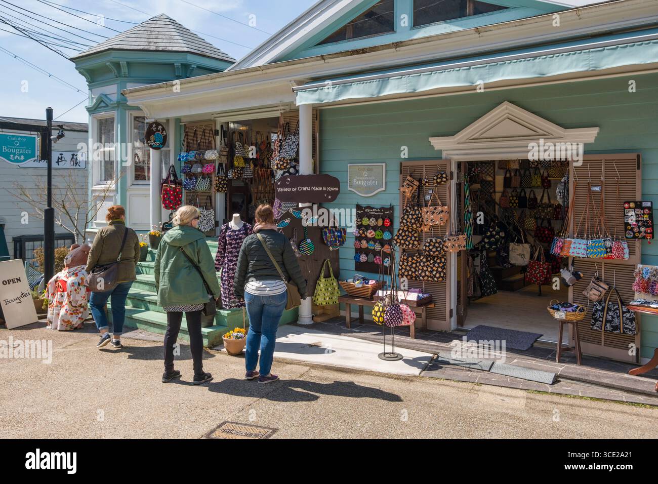Donne turistiche che guardano nel negozio Bougatei, Jodoji Ishibashicho, Sakyō-ku, Kyoto, Honshu, Giappone Foto Stock