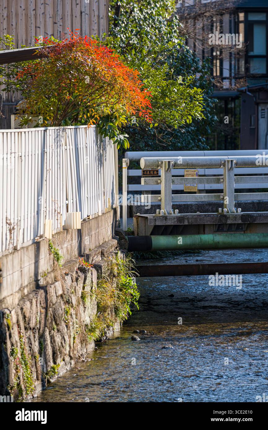 Fiume Shirakawa che scorre sotto il ponte, Okazaki Enshojicho, Sakyō-ku, Kyoto, Honshu, Giappone Foto Stock