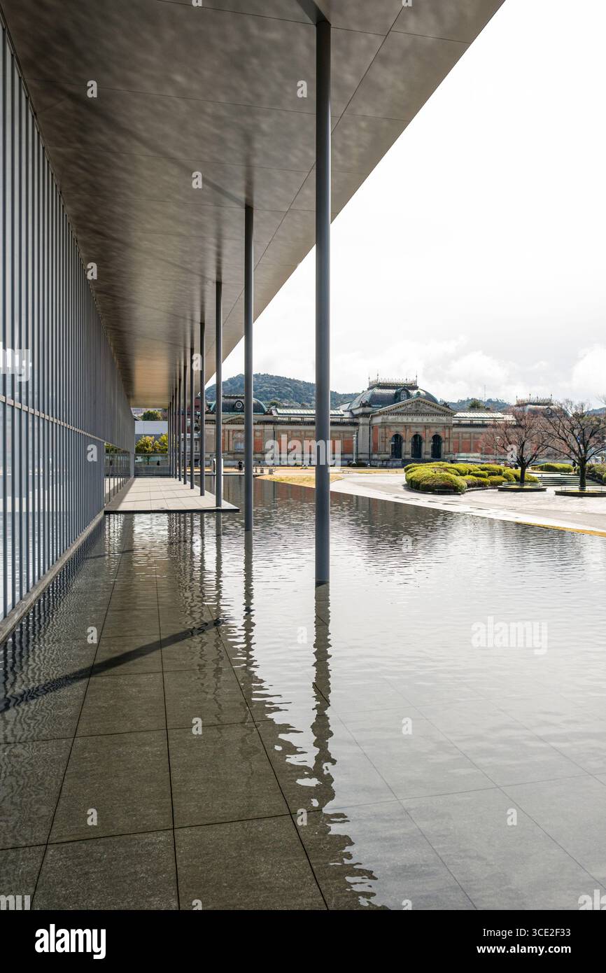 La piscina a sfioro elemento di design parte di Heisei Chishinkan ala del Kyoto Museo Nazionale, progettato dall'architetto Taniguchi Yoshio lineare desig Foto Stock