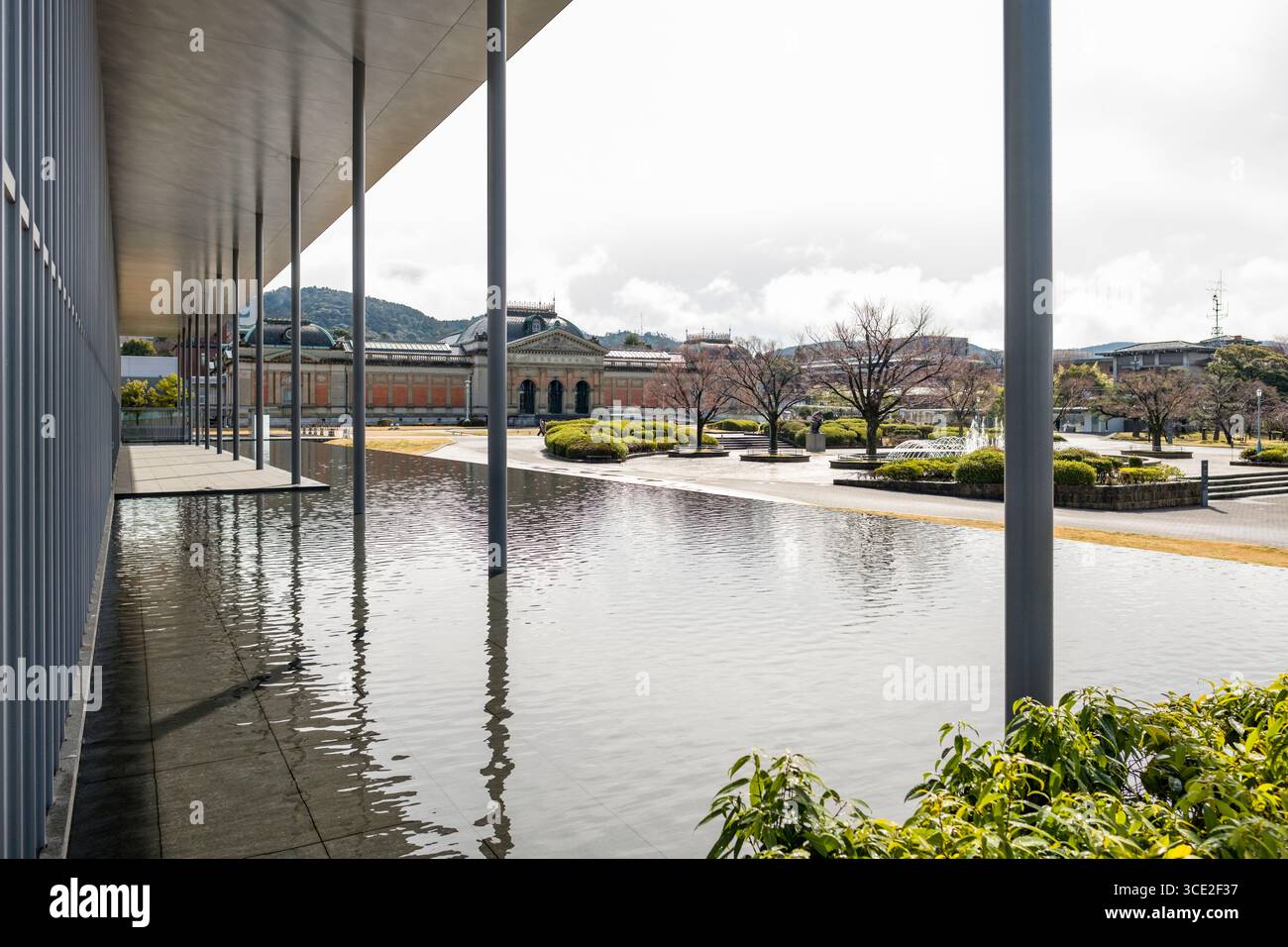 La piscina a sfioro elemento di design parte di Heisei Chishinkan ala del Kyoto Museo Nazionale, progettato dall'architetto Taniguchi Yoshio lineare desig Foto Stock