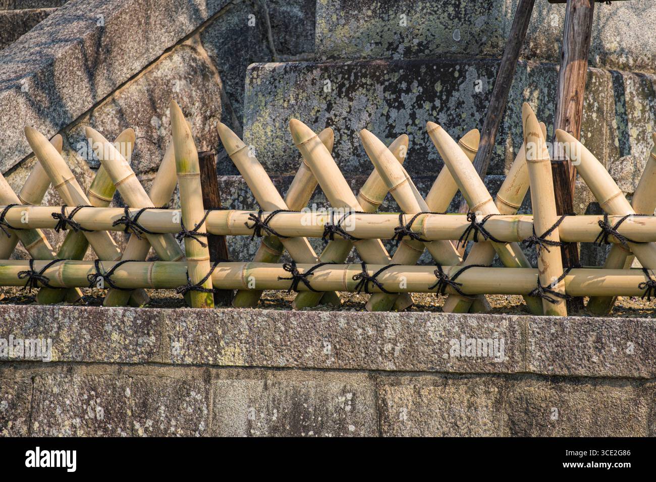 Appuntita bambù affilato utilizzato su bassa recinzione, Kiyomizu-dera tempio Kiyomizu Higashiyama,-ku, Kyoto, Honshu, Giappone Foto Stock