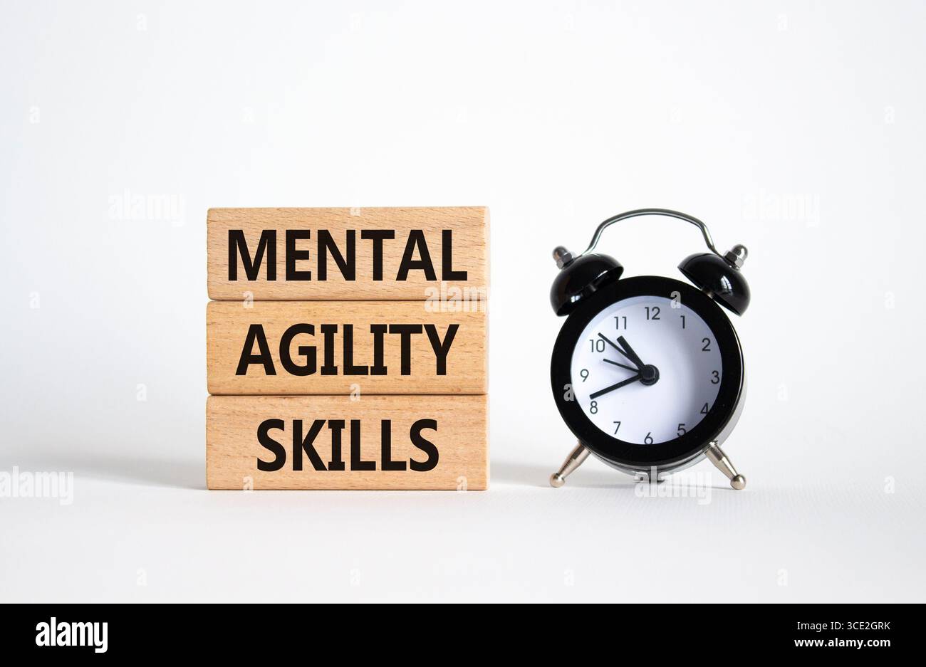 Simbolo delle abilità di agilità mentale. Parole concettuali capacità di agilità mentale su blocchi di legno. Splendido sfondo bianco con sveglia. Affari e mentale A. Foto Stock