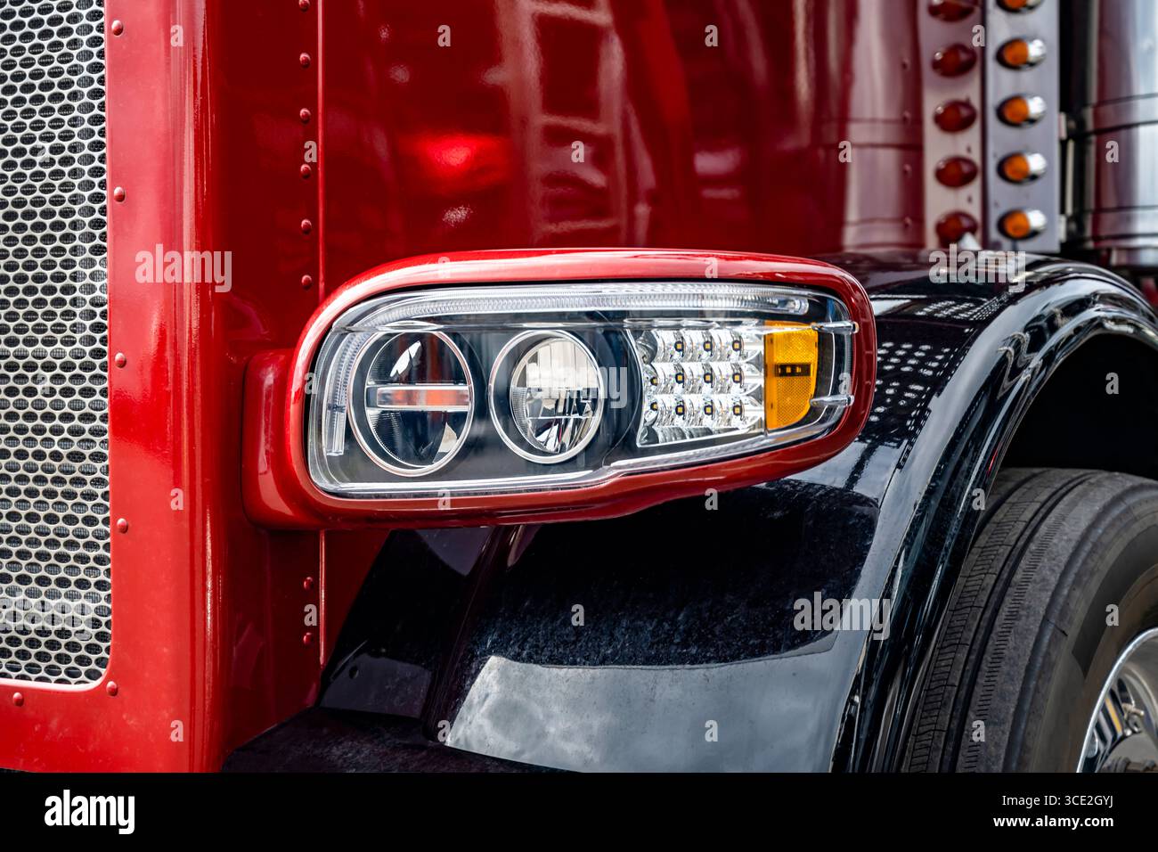 Autocarro per autocarri di grandi dimensioni con cofano classico rosso e superficie lucida riflettente in piedi sul parcheggio industriale fai una pausa Foto Stock