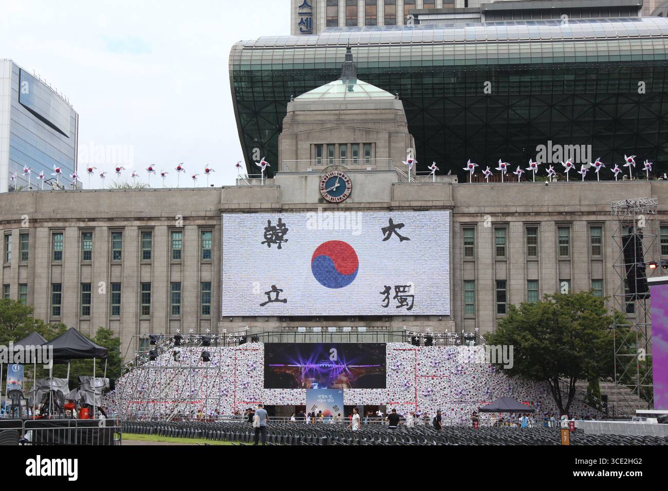 Seoul, Corea del Sud. 15 agosto 2025. Municipio di Seoul, decorato appositamente per il giorno della Liberazione Nazionale della Corea. Crediti: Daniyar Atadjanov/Alamy Live News Foto Stock