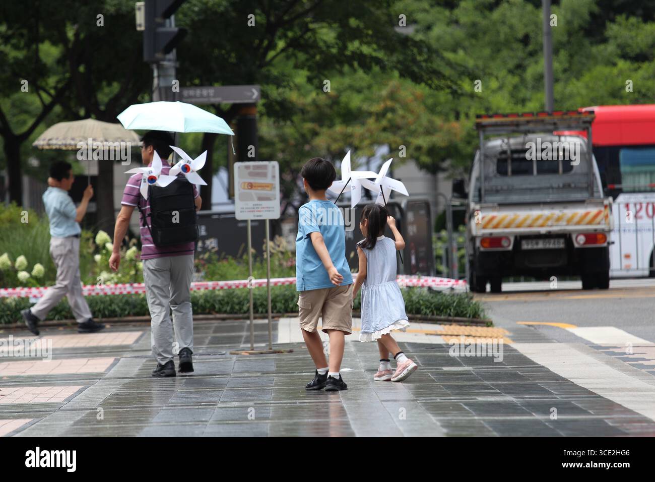 Seoul, Corea del Sud. 15 agosto 2025. I cittadini di Seoul celebrano la giornata della Liberazione Nazionale della Corea per strada. Crediti: Daniyar Atadjanov/Alamy Live News Foto Stock