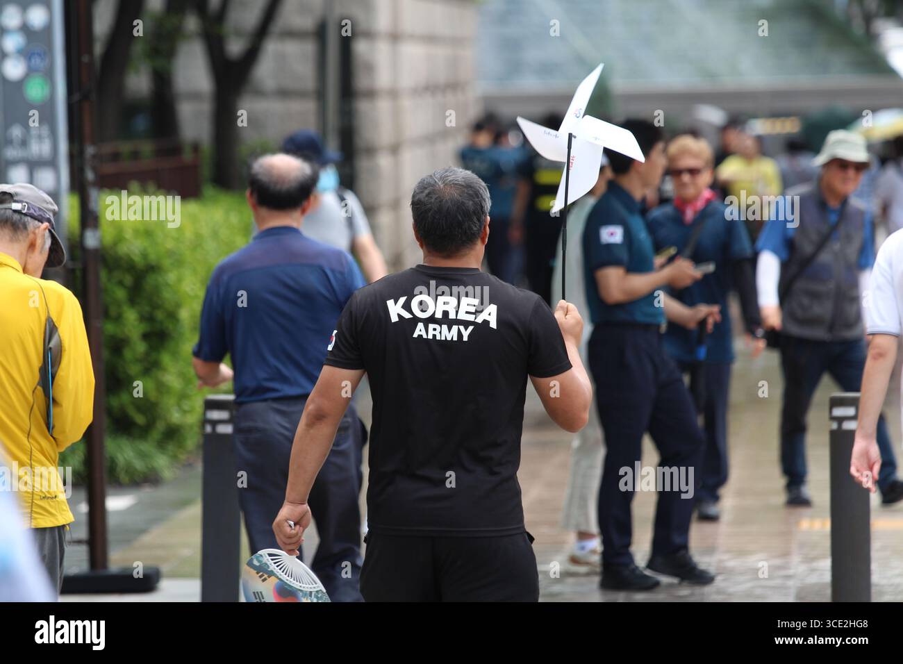 Seoul, Corea del Sud. 15 agosto 2025. I cittadini di Seoul portano mulini a vento per celebrare la giornata della Liberazione Nazionale della Corea per le strade. Crediti: Daniyar Atadjanov/Alamy Live News Foto Stock
