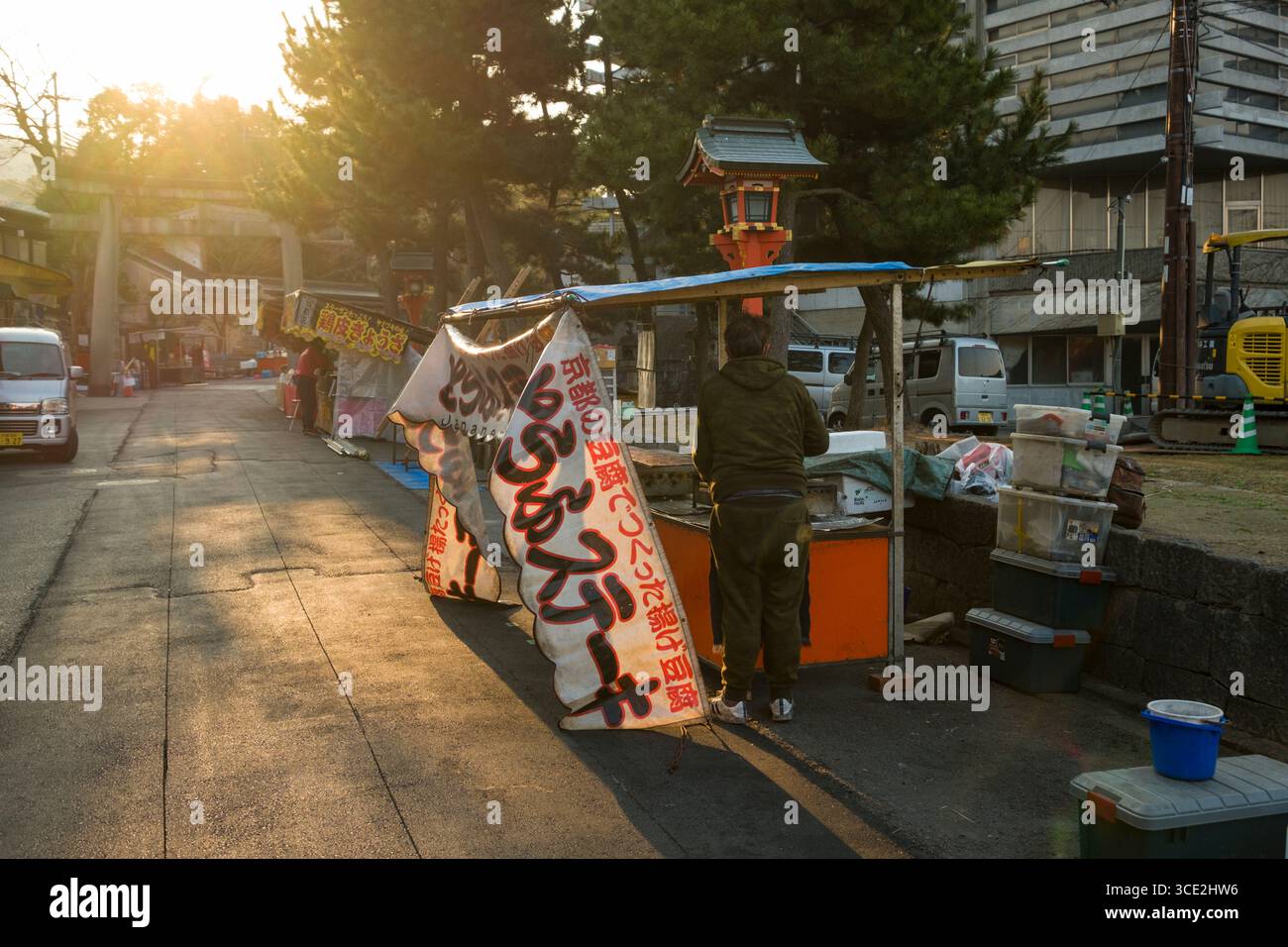 I fornitori impostazione stand gastronomici lungo la corsia in la mattina presto prima che la folla di turisti passano sul loro modo al Fushimi Inari Taisha, F Foto Stock